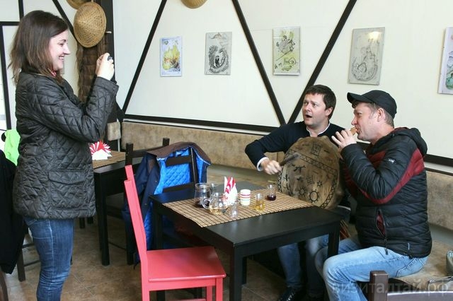 Столичных гостей в «Алтайском Холмогорье» встретили фирменными угощениями, а проводили цирковым номером с коброй