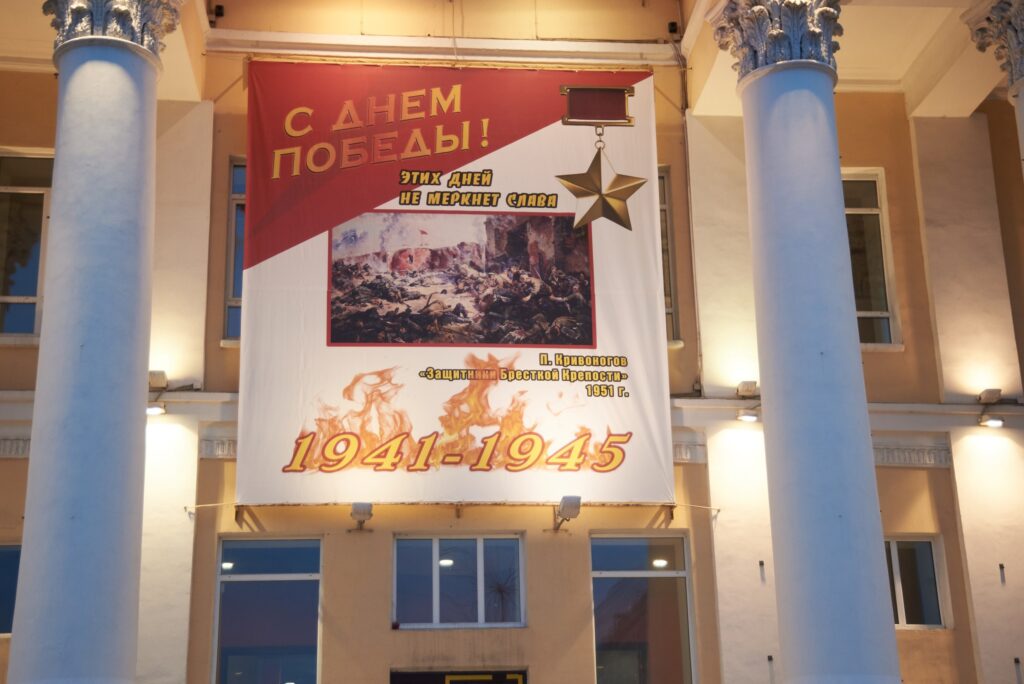 В Кургане к 9 мая повесили баннеры с орфографическими ошибками