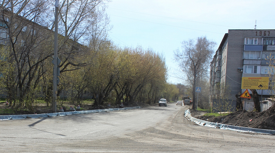 На улицах Свердлова и Новоугольной ведется замена бордюрного камня