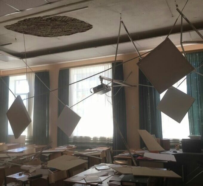 Депутат из Ступина сообщил об обрушении потолка в местной школе через год после капремонта