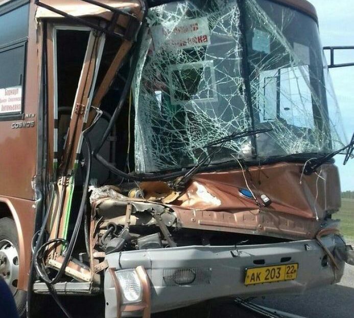 На трассе рейсовый автобус столкнулся с двумя грузовиками