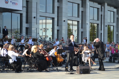 Жителей и гостей Барнаула приглашают на бесплатную программу с участием актеров Максима Аверина и Анны Якуниной