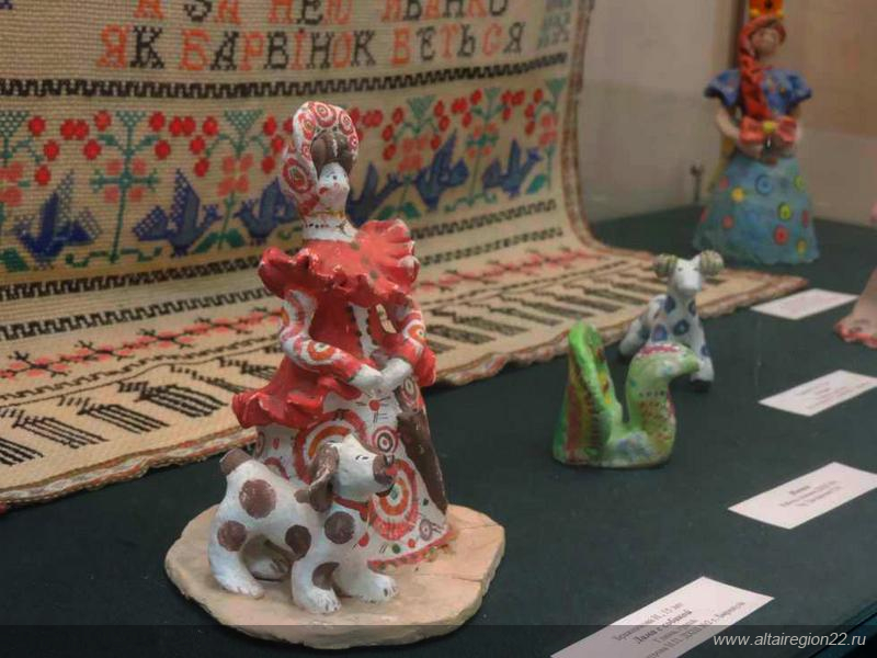 В Художественном музее Алтайского края обновили выставку «Детства время золотое»