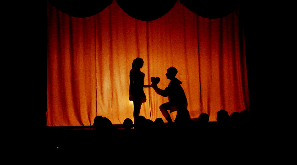 Театральная студия «СмайЛики» представит номера в жанре теневого театра и пластики рук на пешеходной улице Мало-Тобольской