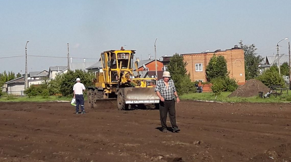 Юные барнаульцы вместе с родителями приняли участие в обустройстве футбольного поля в Научном Городке