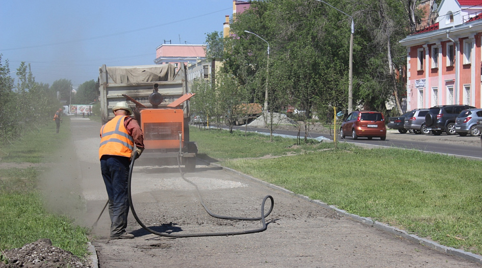 Дорожные работы ведутся на центральной аллее по улице Профинтерна