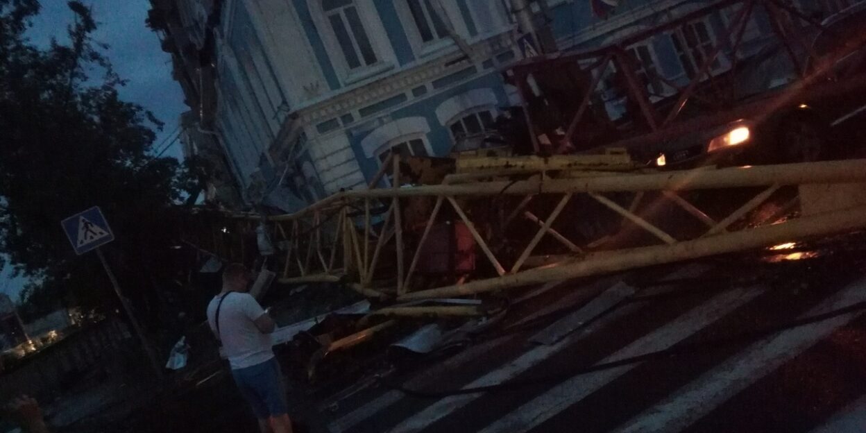 В Барнауле при падении башенного крана погиб крановщик
