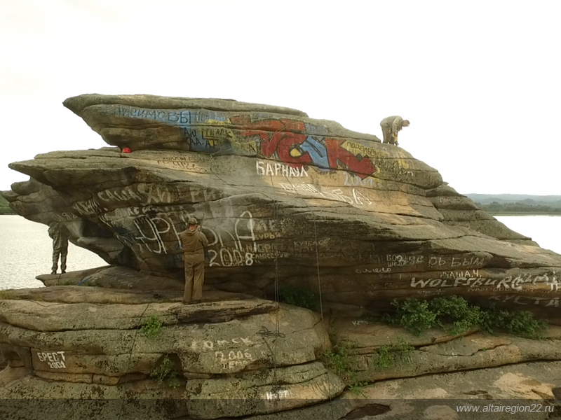 На берегах Колыванского озера проводят работы по проекту «Чистые скалы – достояние Алтая»