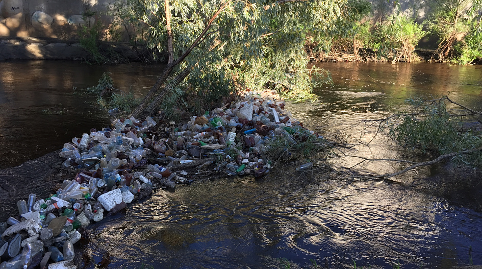 В русле Барнаулки между проспектами Социалистическим и Ленина убрали затор из пластиковых бутылок