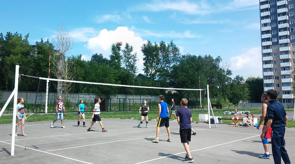 В Барнауле проходят спортивные соревнования среди дворовых команд