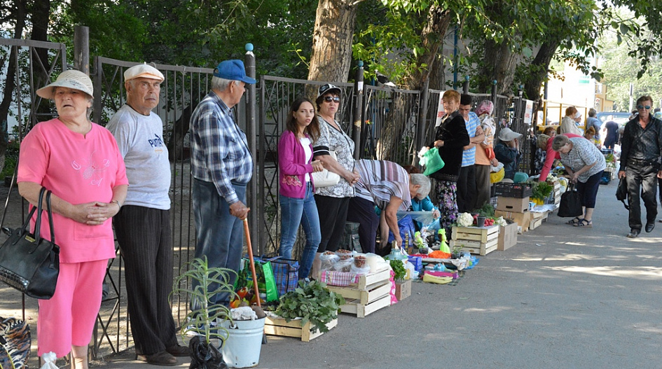 В Барнауле за незаконную торговлю скоропортящимися продуктами на улице выписали еще четыре штрафа