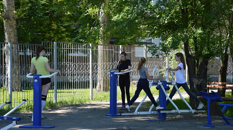 Дворовые тренировки для детей и подростков продолжают в Барнауле