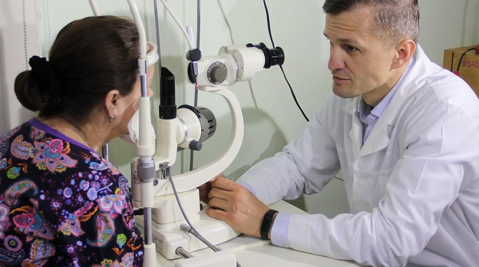 Инновационный метод улучшения зрения без операции стал доступнее в Барнауле