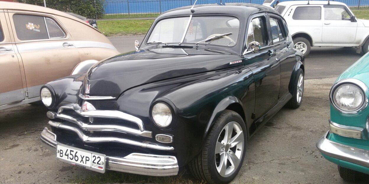 Парк спорта зовет барнаульцев на выставку ретроавтомобилей, тест-драйв, катание на роликах и игру в «настолки»