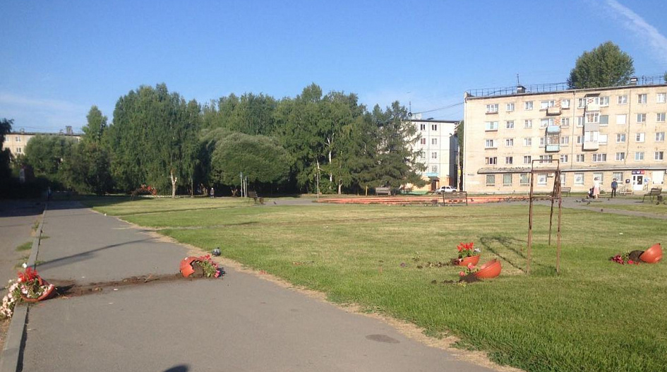 Неизвестные лица разбили кашпо и повредили лавочки у дворца культуры в Южном