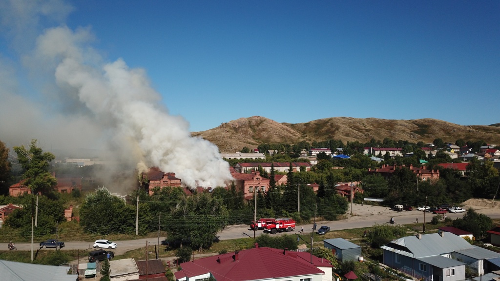 В Змеиногорске произошло возгорание на ликеро-водочном заводе