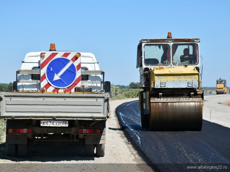 В Усть-Пристанском районе Алтайского края ремонтируют два участка дорог общей стоимостью около 100 миллионов рублей