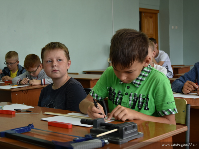 Летняя лаборатория юных экспериментаторов работает в Алтайском государственном техническом университете
