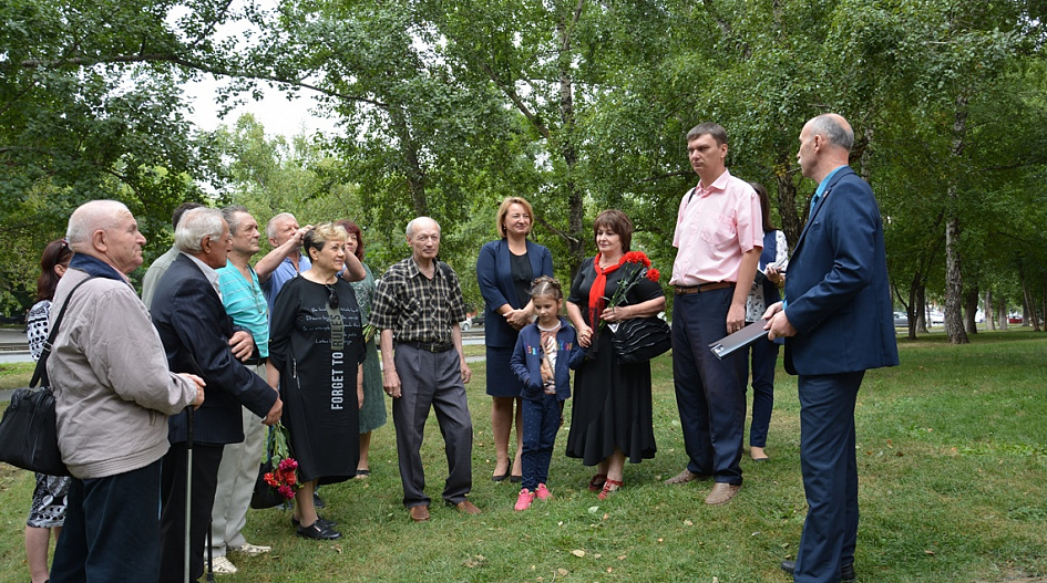 В Барнауле установили мемориальную доску писателю Виктору Сидорову