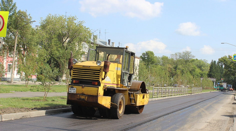 На улице Профинтерна в Барнауле завершают укладку верхнего слоя асфальта