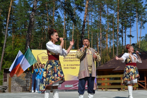 В Алтайском крае стартовал первый международный фестиваль деревянной скульптуры