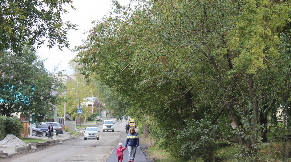 В Барнауле в рамках капремонта восстанавливают тротуары на улице Бехтерева