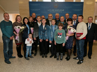 В преддверии Дня народного единства медали «За мужество в спасении» вручили юным жителям Алтайского края