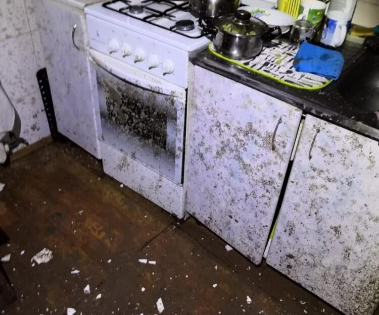 Пенсионеры вынуждены жить в затопленной по вине УК квартире – горожанка просит помощи