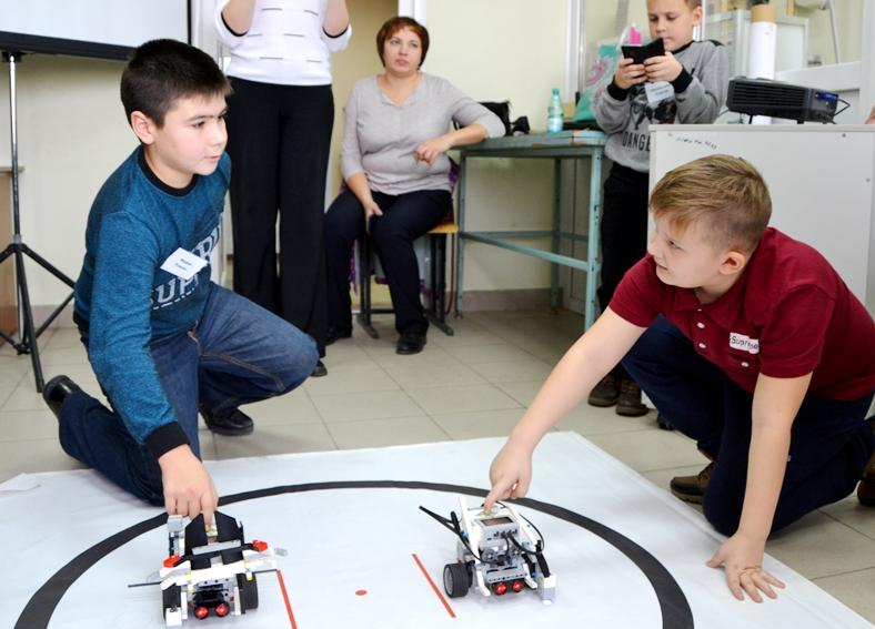В Барнауле провели бои роботов, сделанных школьниками