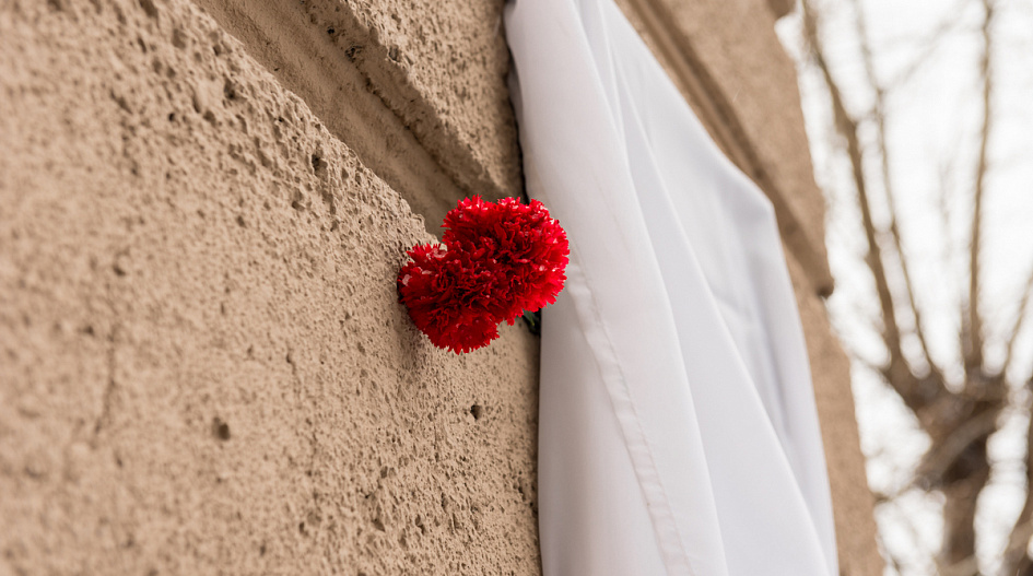 Мемориальную доску в память о писателе Марке Юдалевиче торжественно открыли в Барнауле