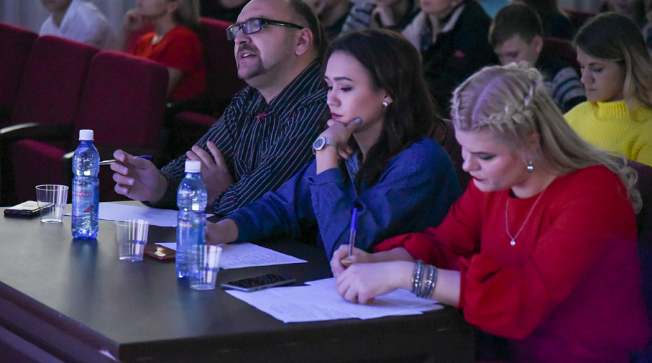 В Барнауле для будущих медиков провели конкурс талантов «Минуту славы»