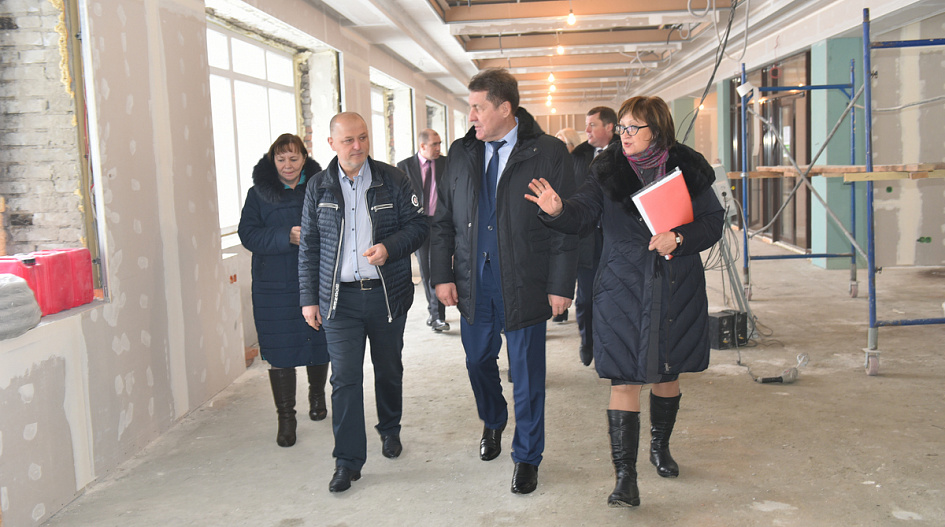 Глава города Сергей Дугин провел выездное совещание по капитальному ремонту Дворца культуры Барнаула
