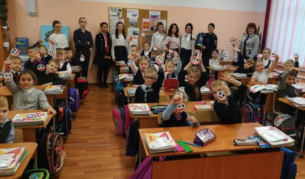 Дорожные волонтеры и инспекторы ГИБДД снабдили юных пешеходов световозвращающими смайликами