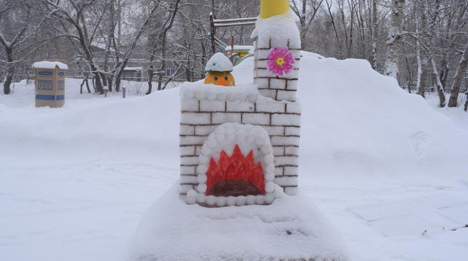 Жильцы барнаульской многоэтажки возвели во дворе новогодний городок с русской печью и сказочными персонажами из снега