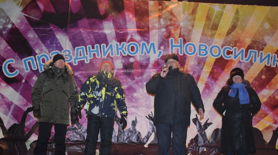 В микрорайоне Новосиликатный и селе Власиха открыли новогодние елки