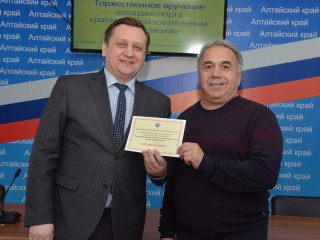 В Алтайском крае 37 учреждений образования получили новые автобусы и легковые автомобили