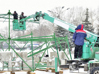 В Барнауле начали монтаж главной новогодней ели
