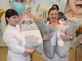 В Алтайском краевом клиническом перинатальном центре «ДАР» выписали первую в 2019 году тройню