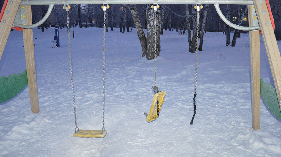 В Барнауле в сквере Химиков неизвестные повредили детский игровой комплекс и качели