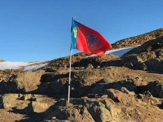 Флаг Алтайского края, побывавший в Антарктиде, вернули в Барнаул