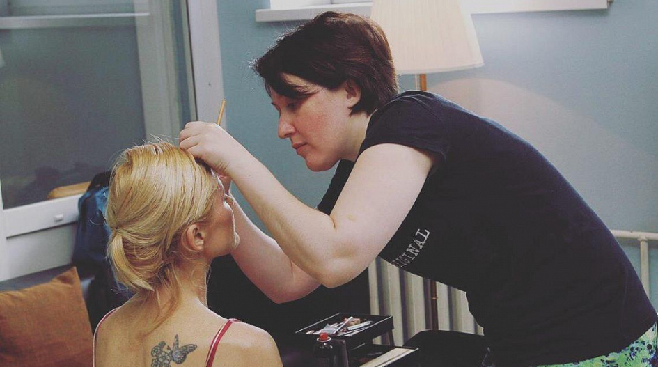 Общественники организовали для молодежи занятия по основам этикета и макияжа