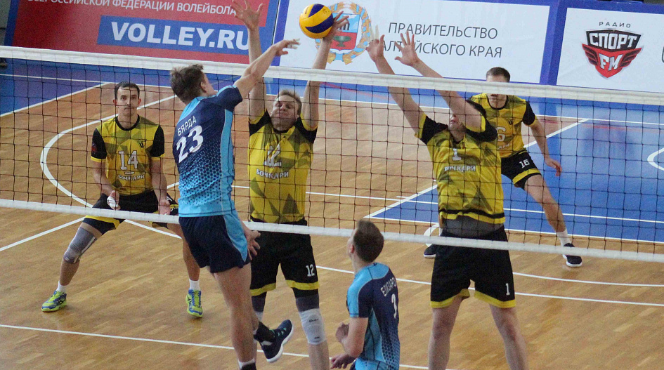 Волейболисты барнаульского «Университета» обменялся победами с гостями из Казани