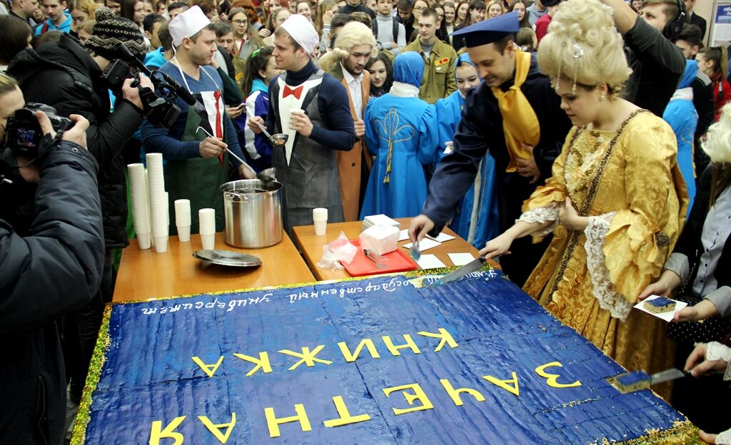 В Татьянин день студентам АлтГУ подарят пряничную зачетку с «кремовой подписью» ректора