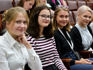 В Алтайском крае увеличили размер ежемесячных именных стипендий Губернатора