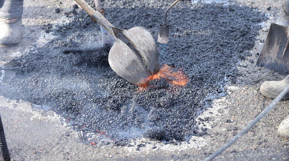 В Барнауле приступили к ремонту дорог с применением холодного асфальта