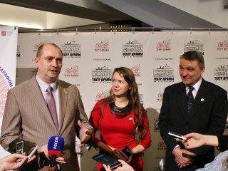 Алтайский край принял символ Всероссийского театрального марафона от Новосибирской области