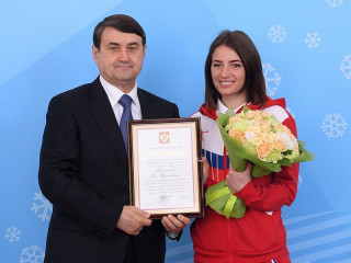Помощник Президента России Игорь Левитин вручил награду алтайской лыжнице Яне Кирпиченко по итогам Универсиады-2019