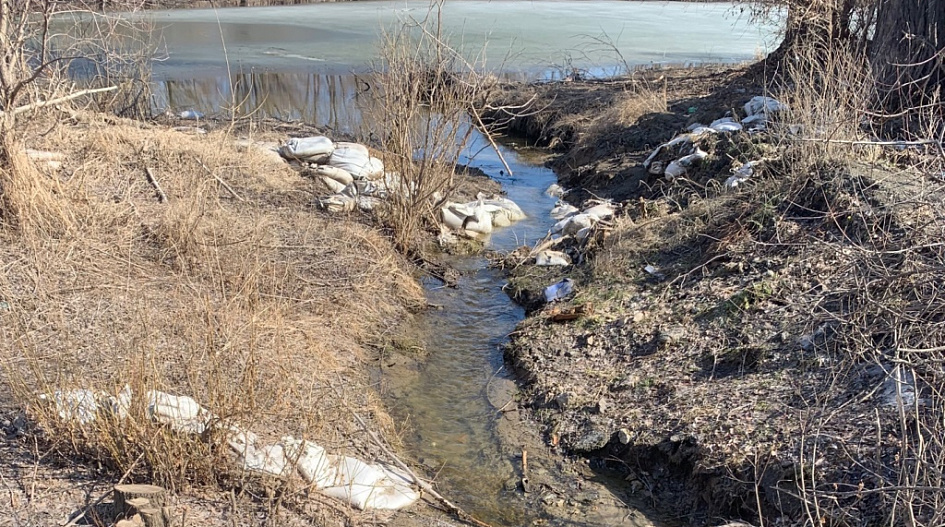 В связи с подъемом уровня воды в реке Оби в поселке Ильича закрыли водопропускное устройство