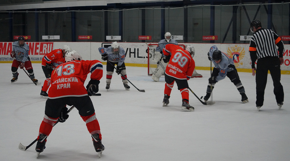 В Барнауле наградили хоккеистов по итогам зимнего сезона 2018/2019