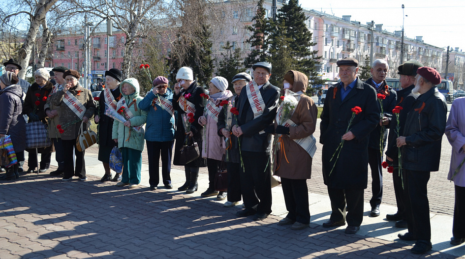 В Международный день освобождения узников фашистских концлагерей в Барнауле возложили цветы к Мемориалу Славы